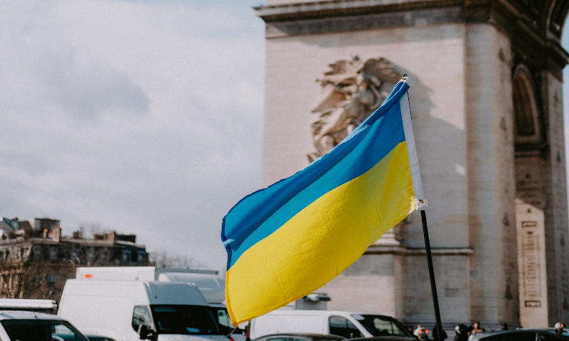 Oekraïense vlag bij  de Arc de Triomphe in Parijs